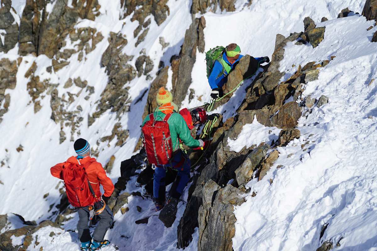 Modetouren. Zur Hauptsaison auf beliebten (Ski-)Hochtouren wie dem Finsteraarhorn trifft man alle Sicherungstechniken an: Sichern an Fixpunkten (rechts über einen Felskopf), gemeinsames Gehen am kurzen Seil (Mitte) und seilfrei (links).
