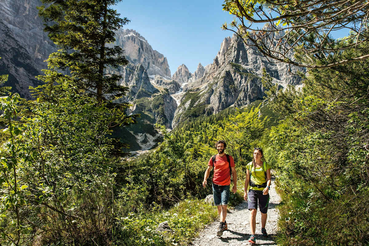 Zwei Wanderer unterwegs zum Molvenosee.