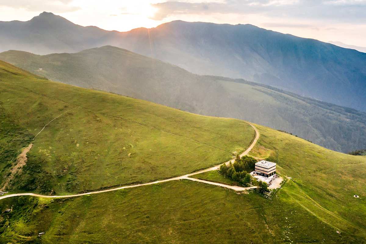 Die Hütte eingebettet in üppige Graslandschaften.