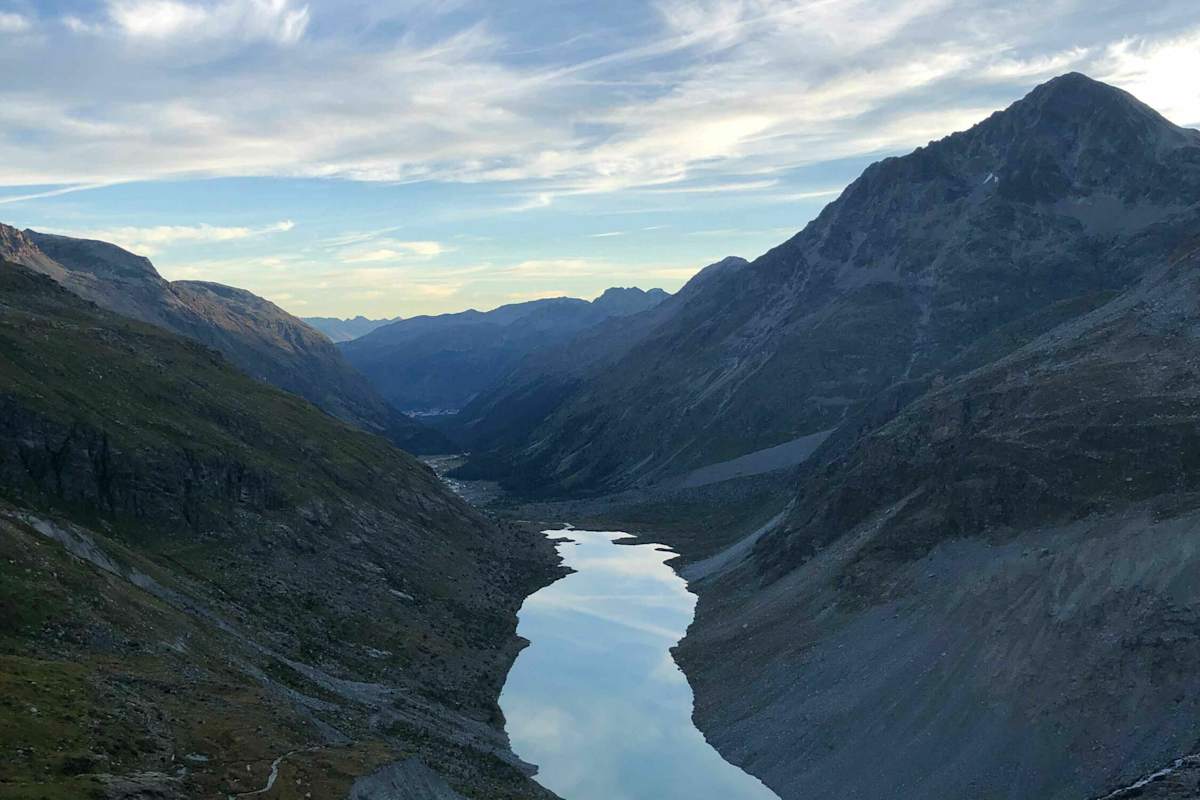 Frühmorgendlicher Ausblick vom Hüttenfenster der Coaz-Hütte auf den Lej da Vadret