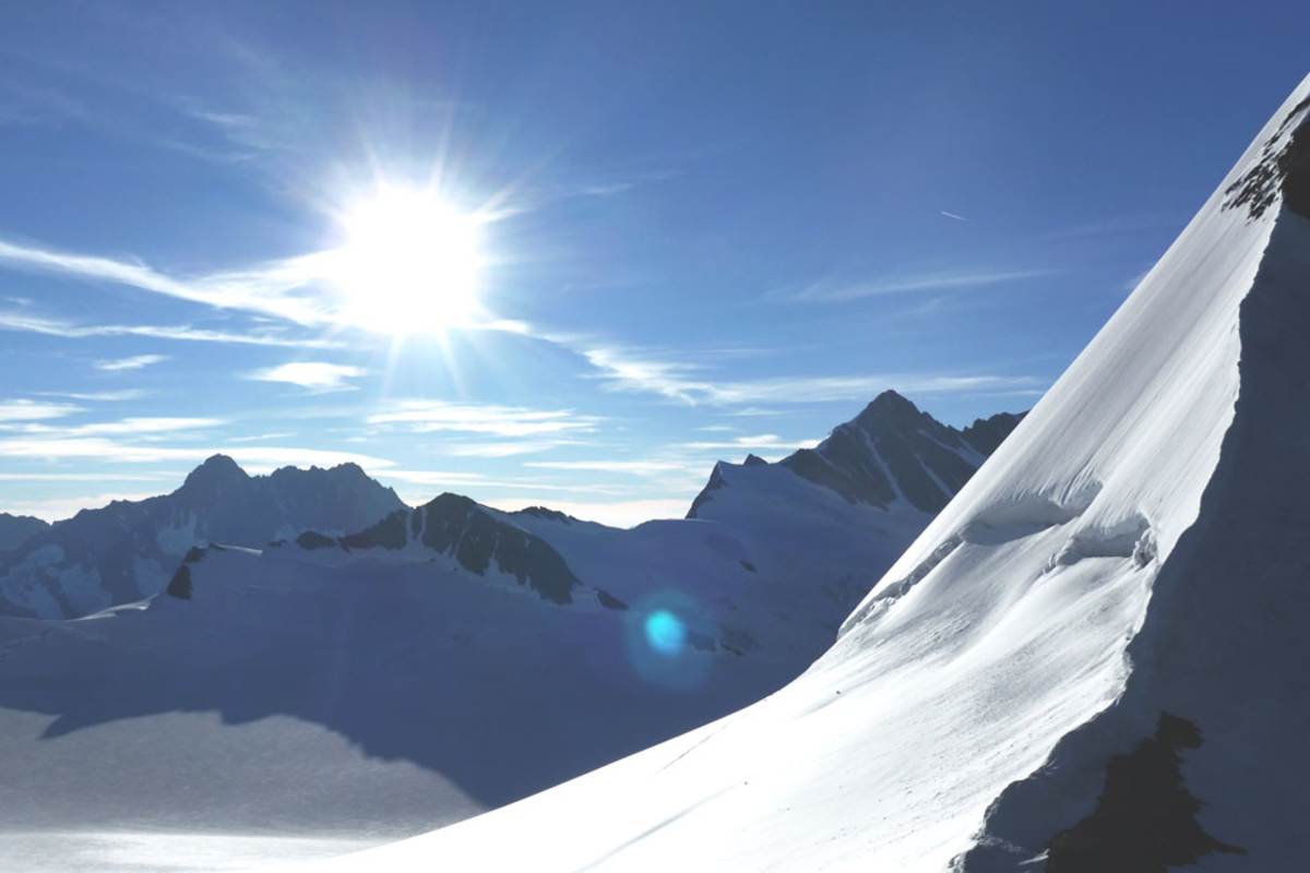 Der Morgen danach. Blick zum Gross Fiescherhorn (4.049 m), im Vordergrund der Grat des Trugberg.