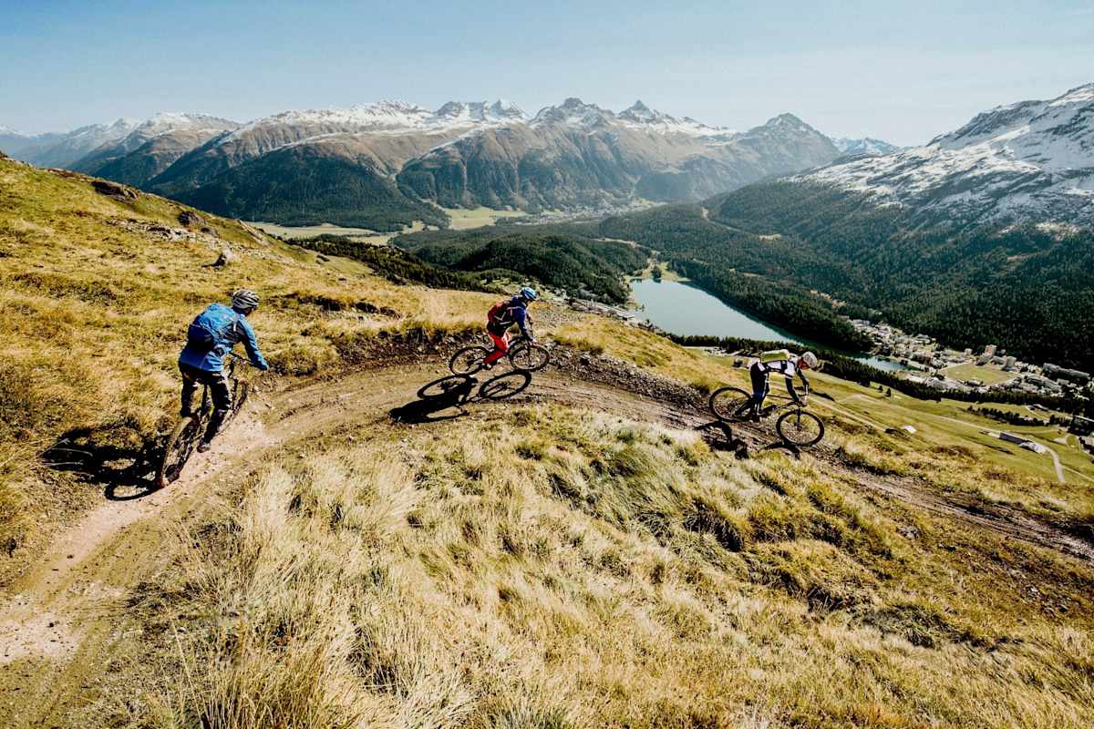 Die Mountainbiker nehmen eine steile Kurve.