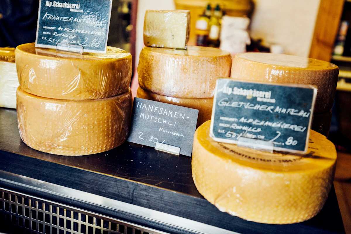 Schweizer Käse in der Auslage.