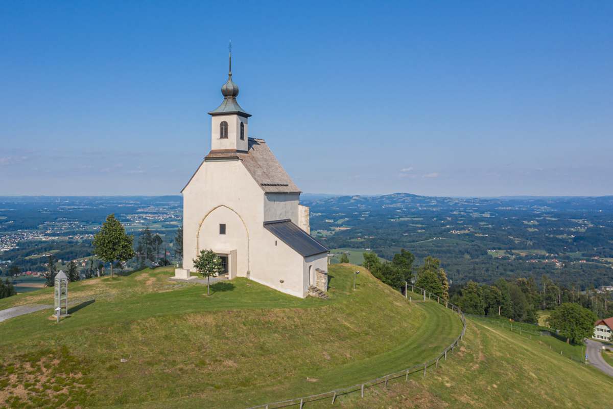 An der Wolfgangi Kirche genießt man eine schöne Aussicht.