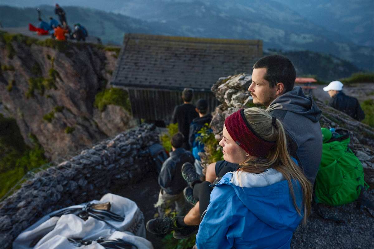 Menschen sitzen wartend auf den Felsen.
