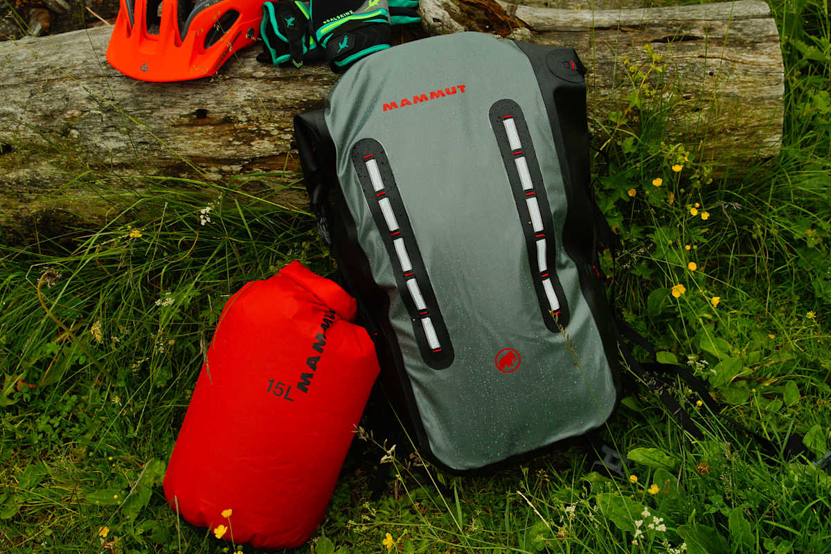 Nässeschutz fürs Gepäck: Wasserdichter Rucksack und Packsack von Mammut