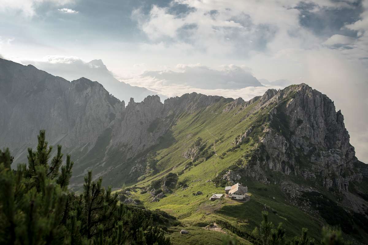 Das Admonterhaus liegt schön und steil eingebettet zwischen den Gipfeln des Gesäuses.