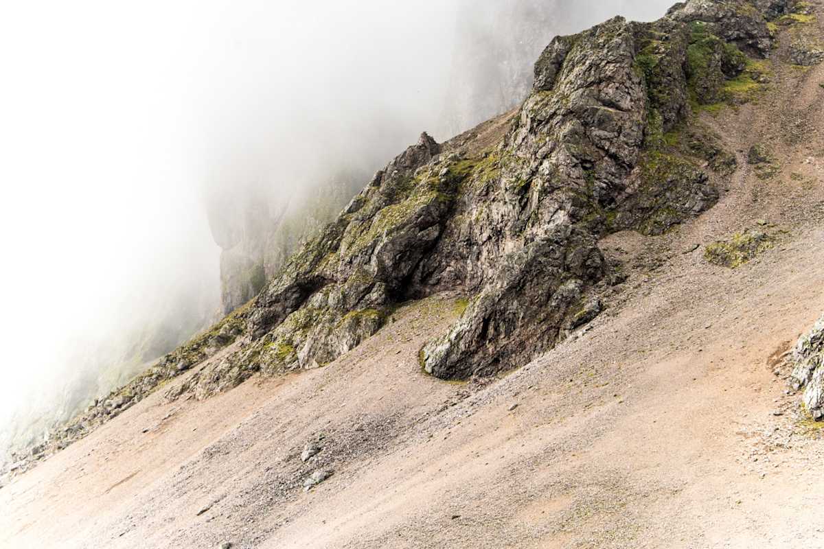 Nebelverhangene Felstürme an Islands Ostküste