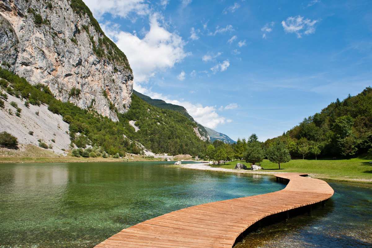 Zwischen steilen Felswänden und dichten Wäldern liegt der naturbelassene Lago di Nembia oberhalb von Molveno.