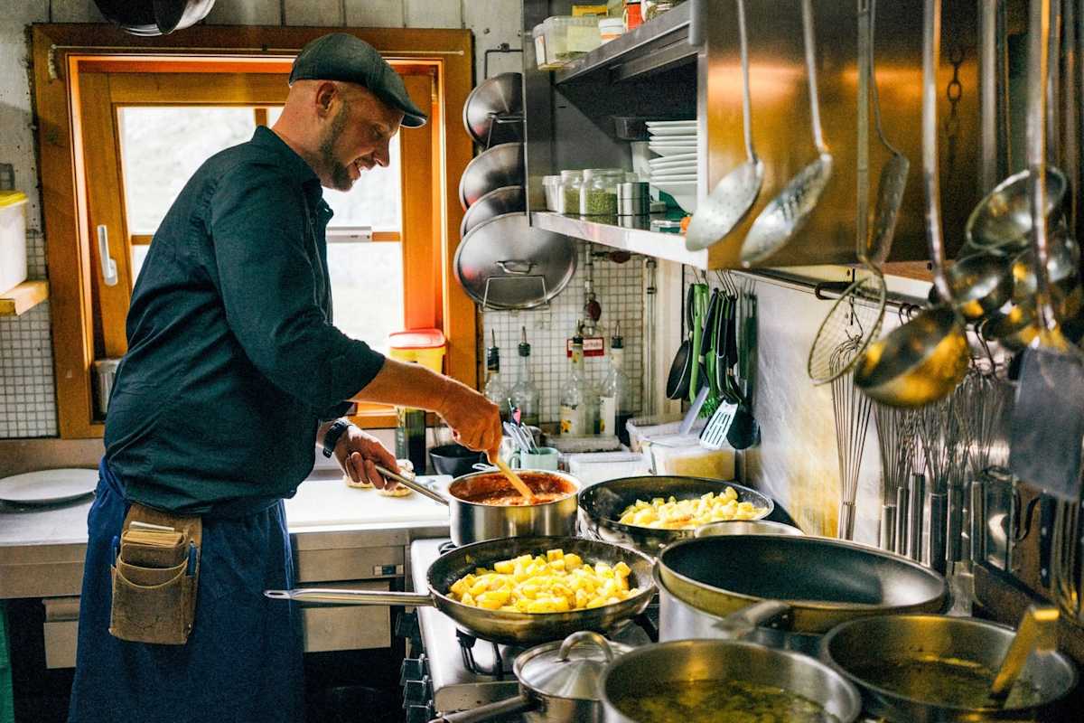 Der Hüttenwirt am Kochen