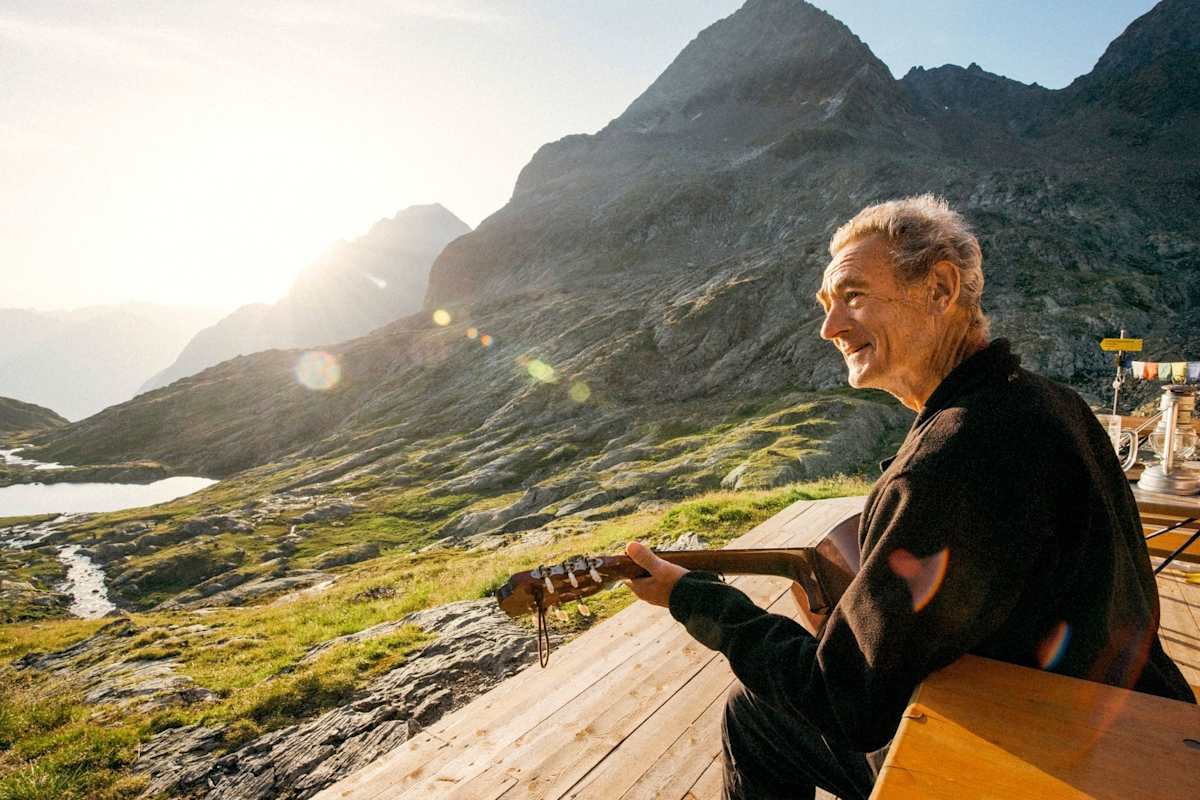 Gitarre spielen in der Abendsonne