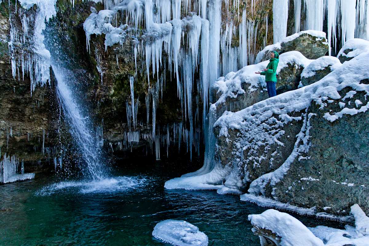 Spitze Eiszapfen wachsen vom Gestein.