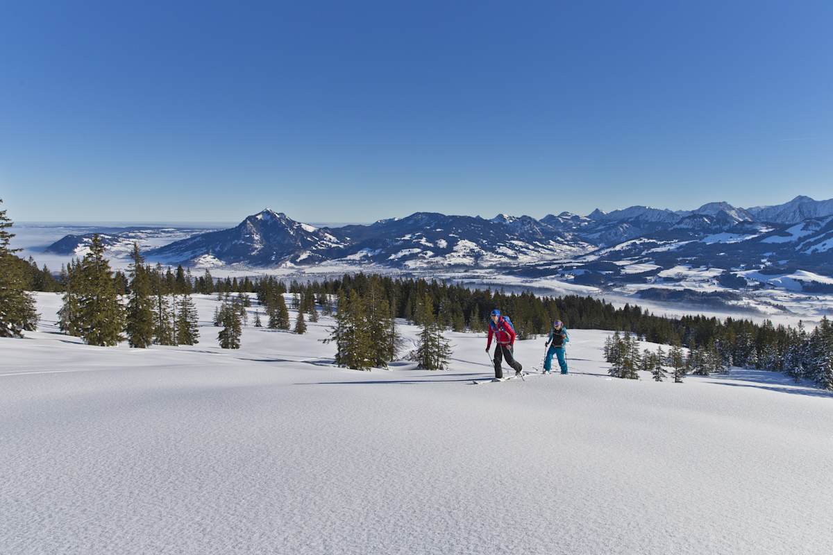 Zwei Skitourengeher in der Winterlandschaft.