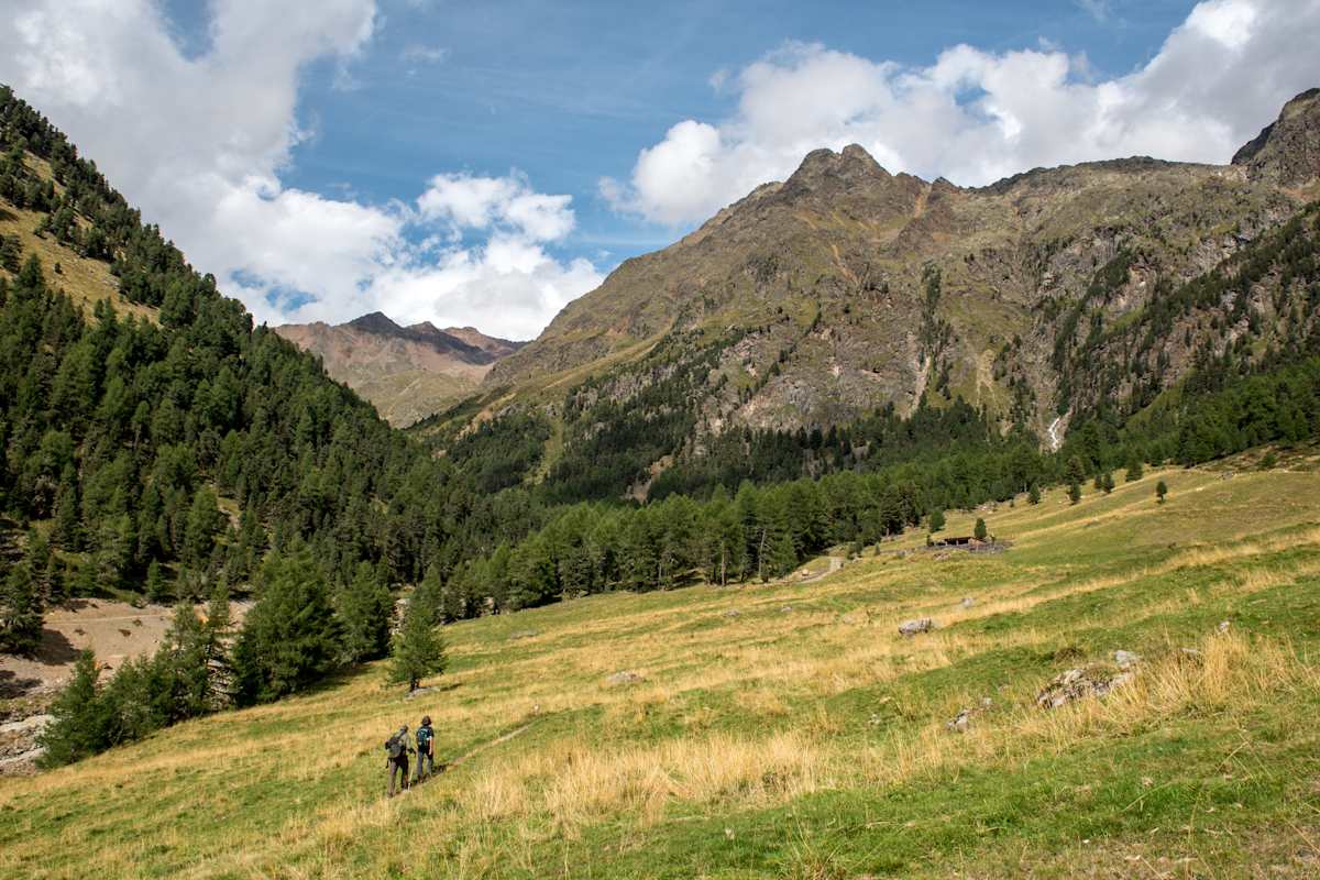 Zwei Wanderer beim Aufstieg.