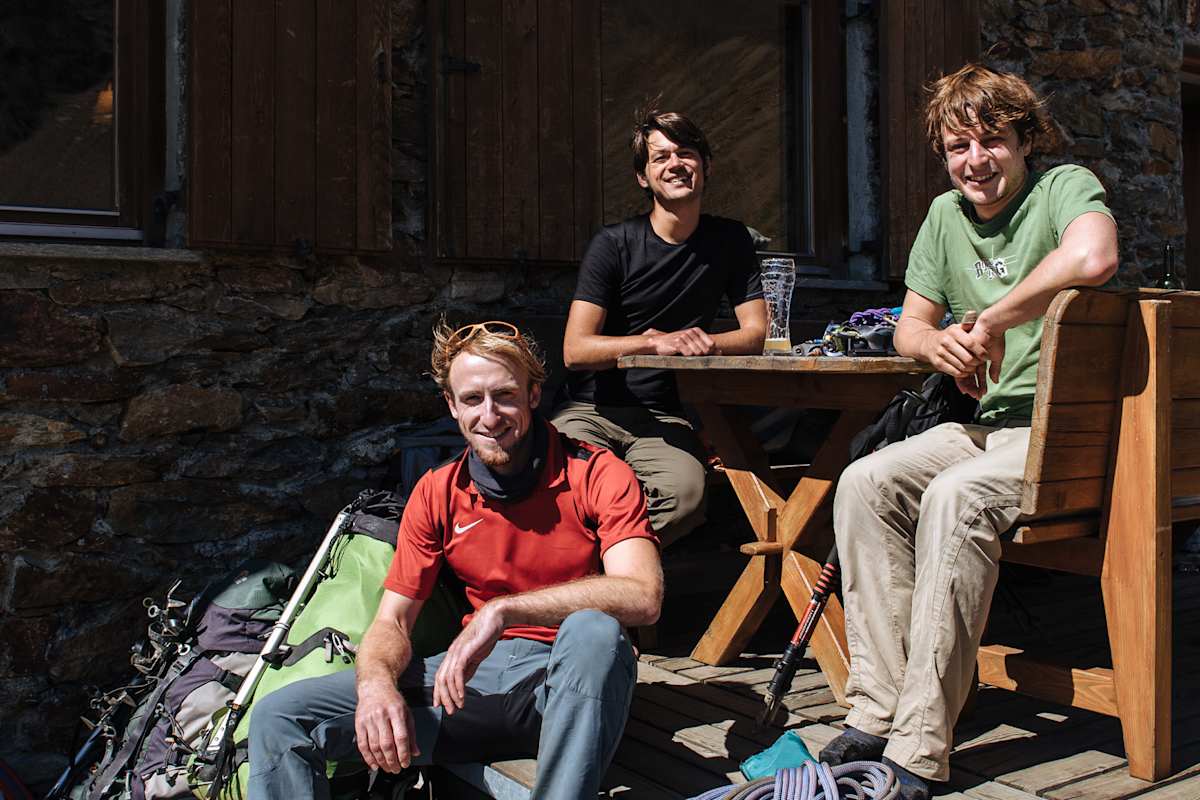 Drei Kletterer machen Rast.