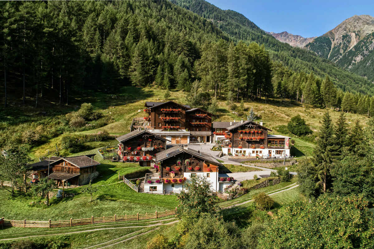 grüne Berge des Schnalstals und in der Mitte der Oberraindlhof