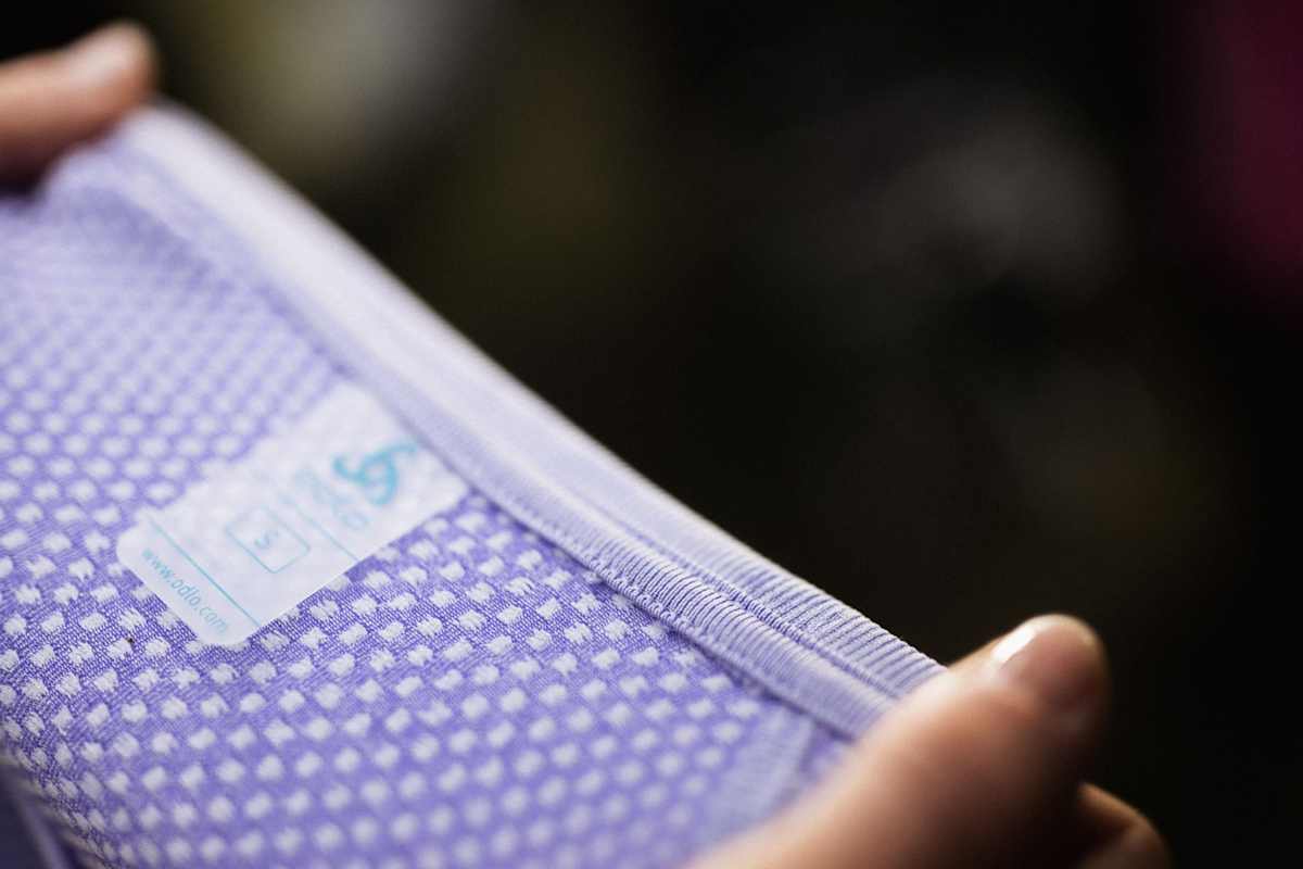 Das Material der Performance Light Base Layer ist synthetisch – aus recyceltem Polyester – und fühlt sich wie eine zweite Haut an.