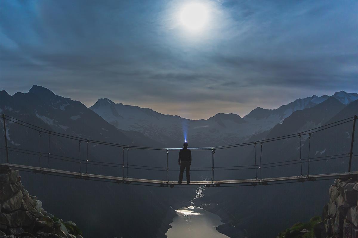 Bergsteiger bei Vollmond in den Zillertaler Alpen in Tirol