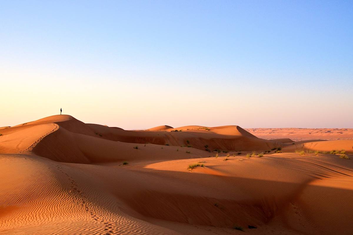 Und dann kam die Wüste: Wahiba Sands zu Sonnenaufgang. Oman Klettern Wandern Bergwelten Schöpf