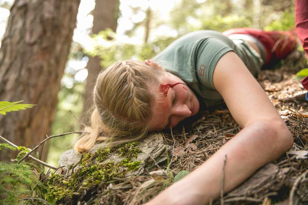 Verletzte mit Kopfverletzung und Prellung im steilen Gelände