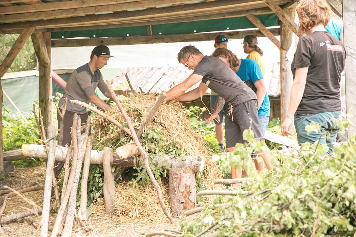 Ein provisorischer Schlafsack für die Nacht in der Wildnis