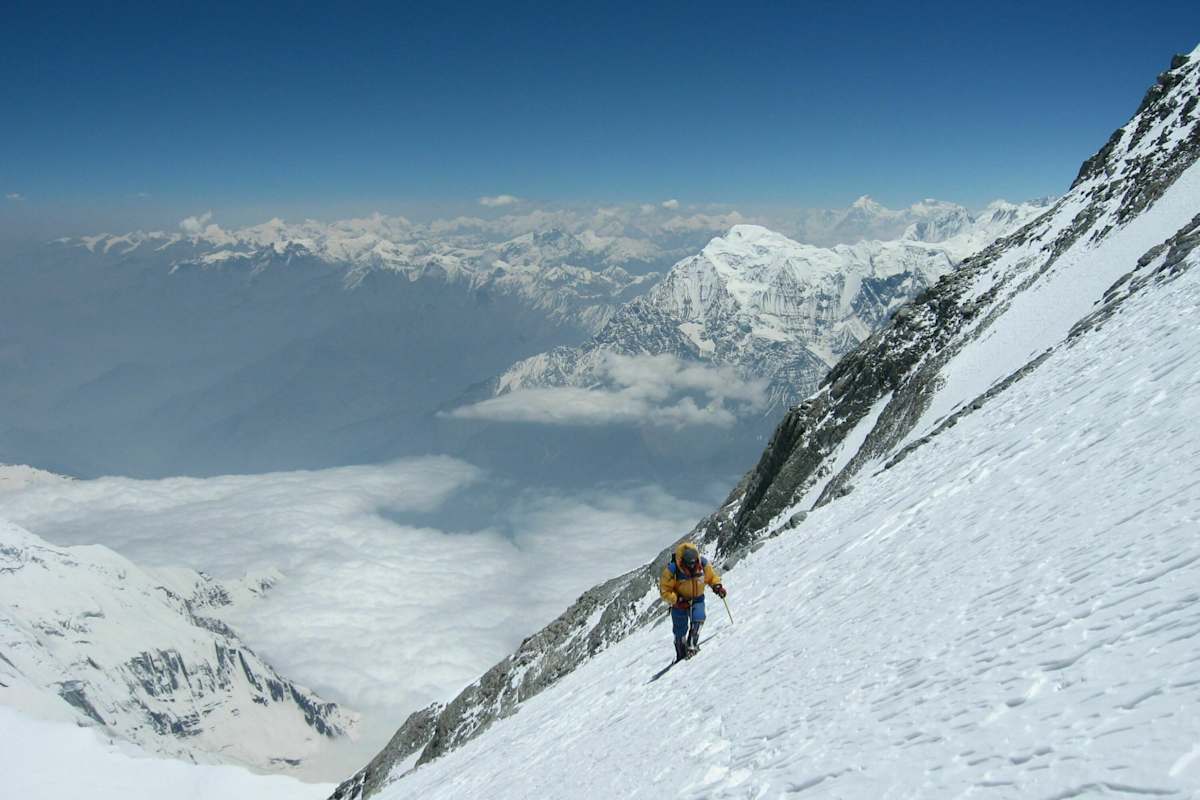 Bergsteiger in der Flanke vom Dhaulagiri