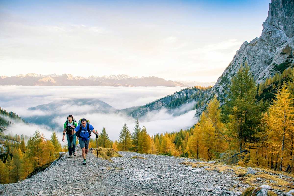 Die Tandemflieger beim Aufstieg im Morgenlicht, dahinter das Wolkenmeer