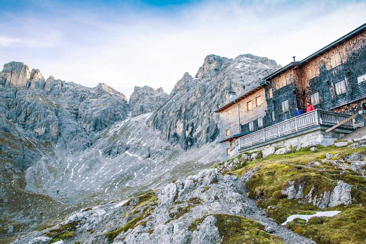 Die Karlsbader Hütte mit dem Roten Turm im Hintergrund.