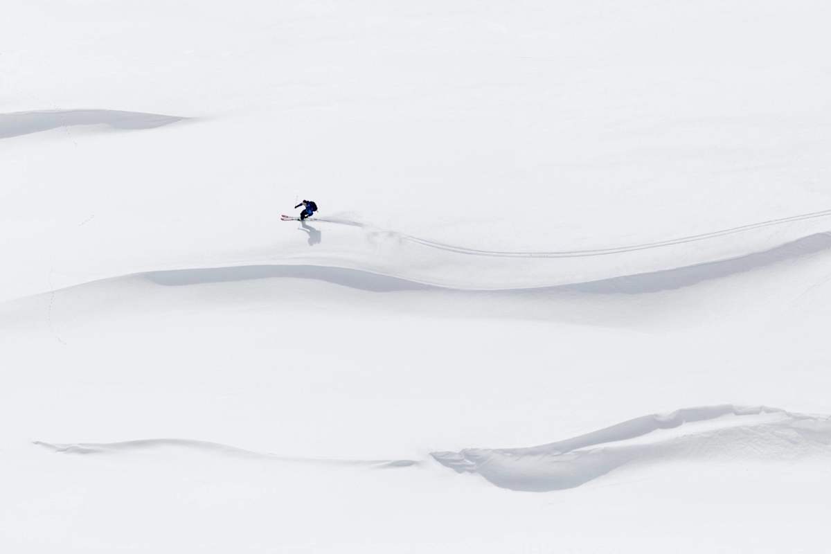 Ein Skifahrer bei der Abfahrt vom Bösen Weibl
