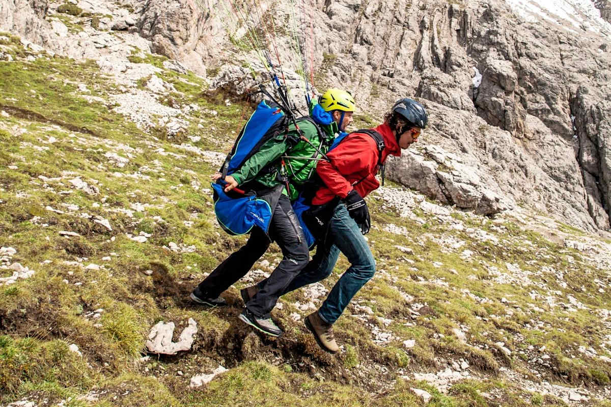 Die beiden Tandemflieger starten los.
