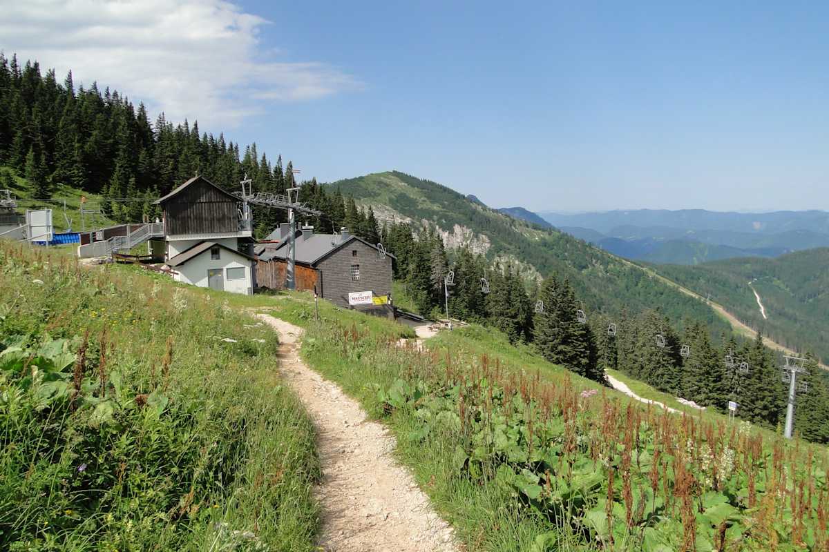 Ötscherschutzhaus mit der Sesselbahn von Lackenhof