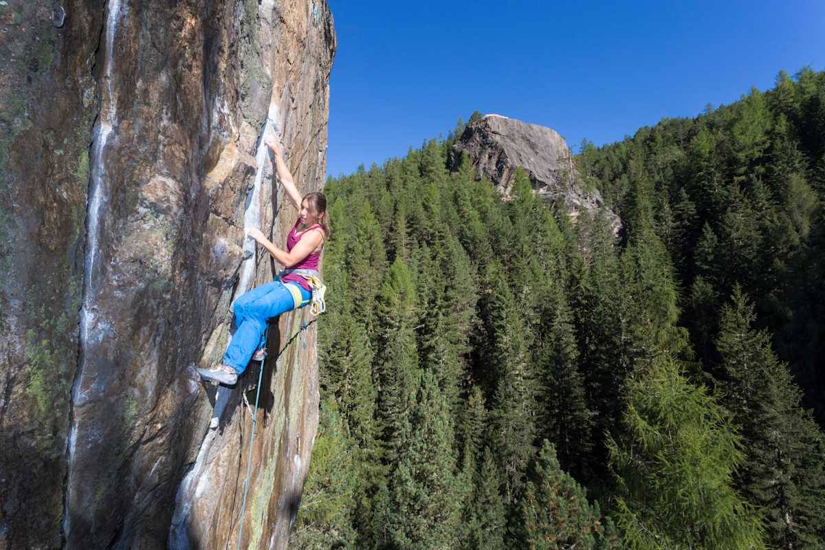 Kletterin hängt am Felsen, Niederthai im Öztal