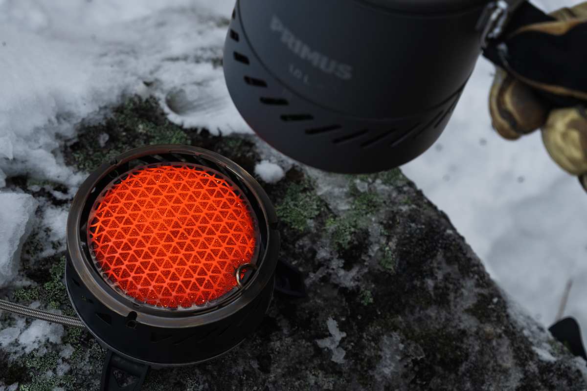 Das Ulti Stove System wärmt jede Mahlzeit ohne offene Flamme.