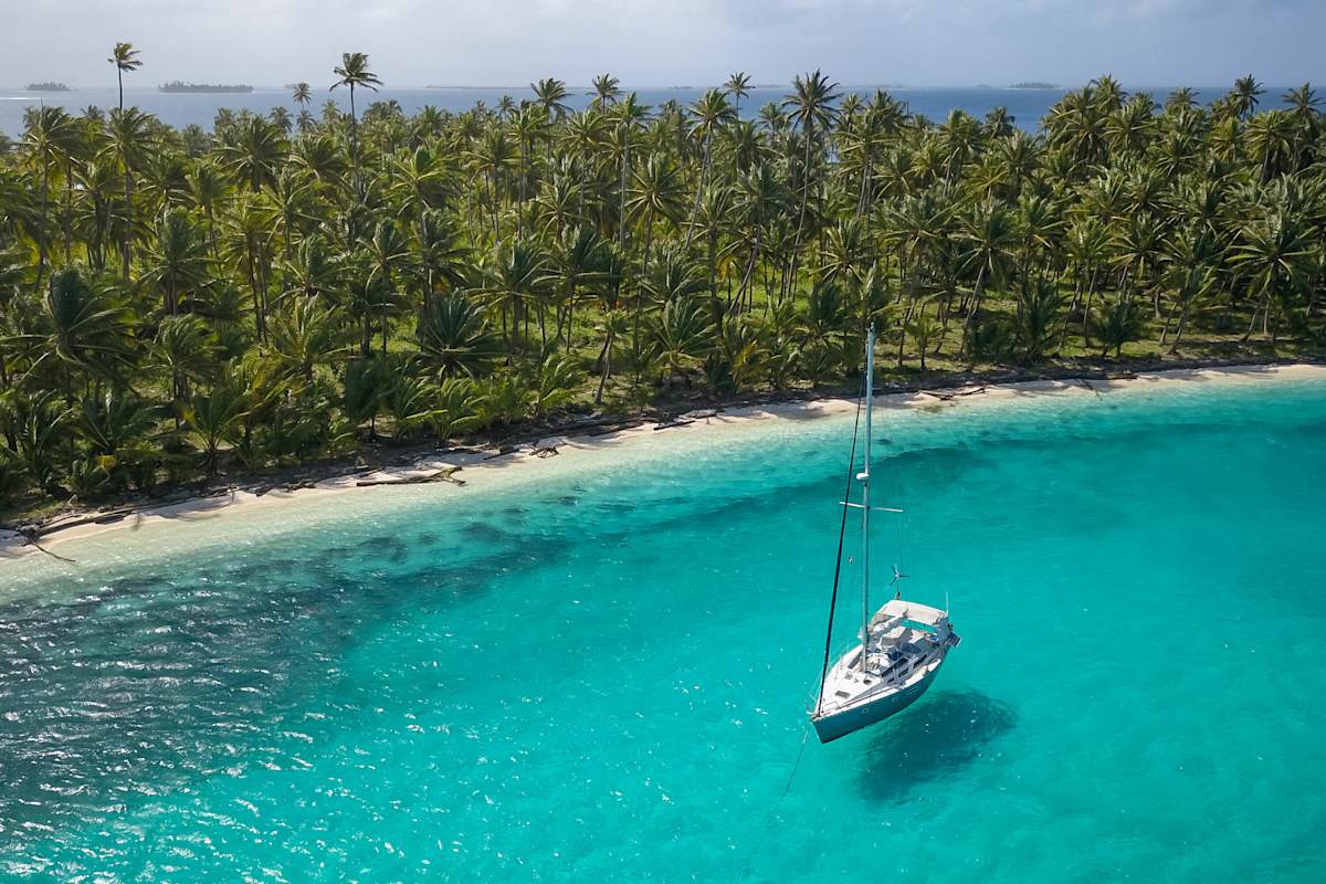 Eine Segeljacht vor den San-Blas-Inseln