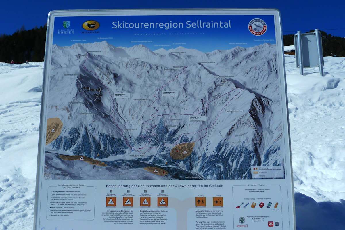 Auf dieser Tafel im Tourengebiet Praxmar im Sellraintal in Tirol wird im Rahmen des Projektes „Bergwelt Tirol - Miteinander erleben“ auf die Wildruhezonen hingewiesen.