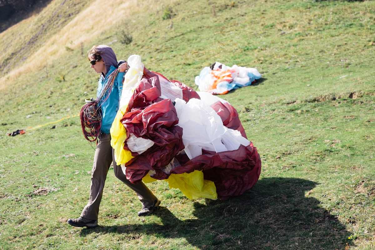Karin Limbach mit ihrem Schirm zum Start unterwegs