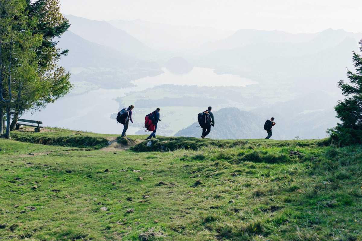 Wanderer auf einer Wiese