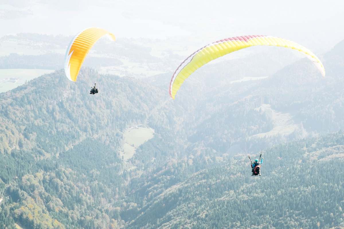 Zwei Paragleiter in luftigen Höhen