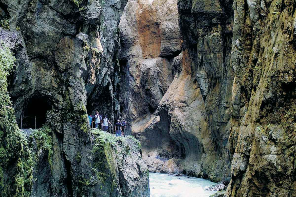 Eisiger Ausblick entlang der Partnachklamm in Garmisch-Partenkirchen, Bayern