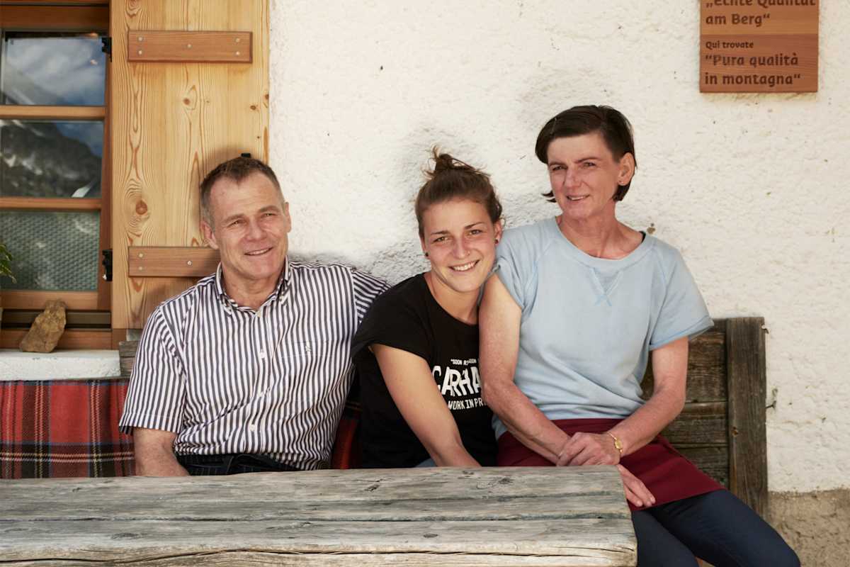 Die Wirtsleute der Mahd-Alm.