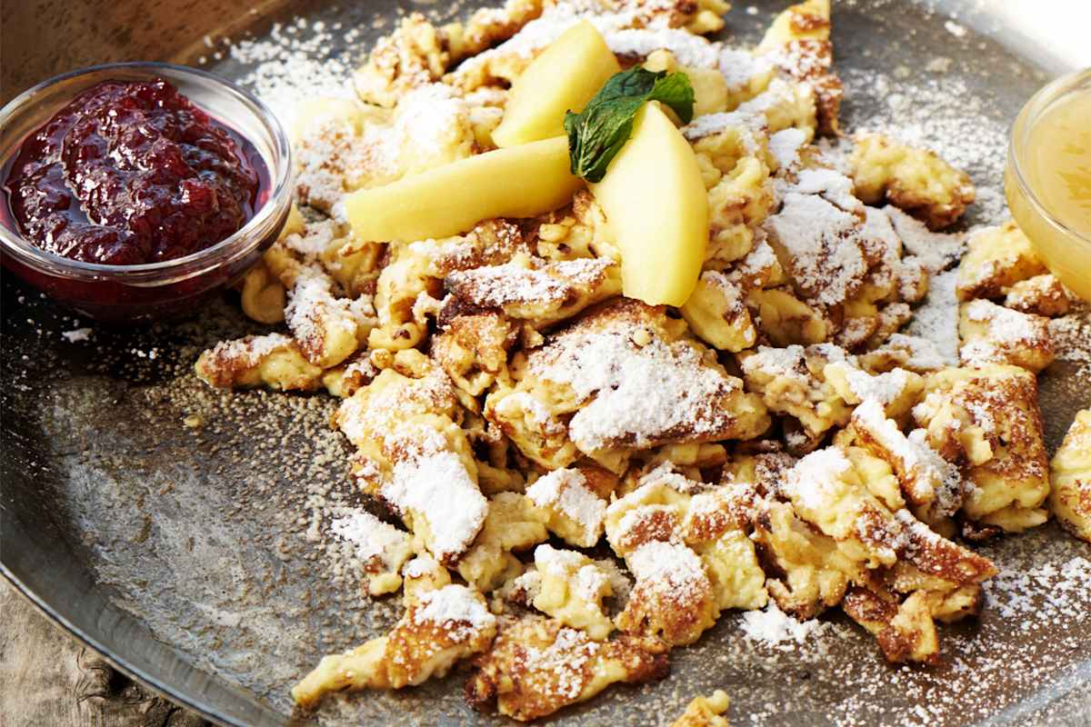 Saftiger Kaiserschmarren in einer Pfanne.