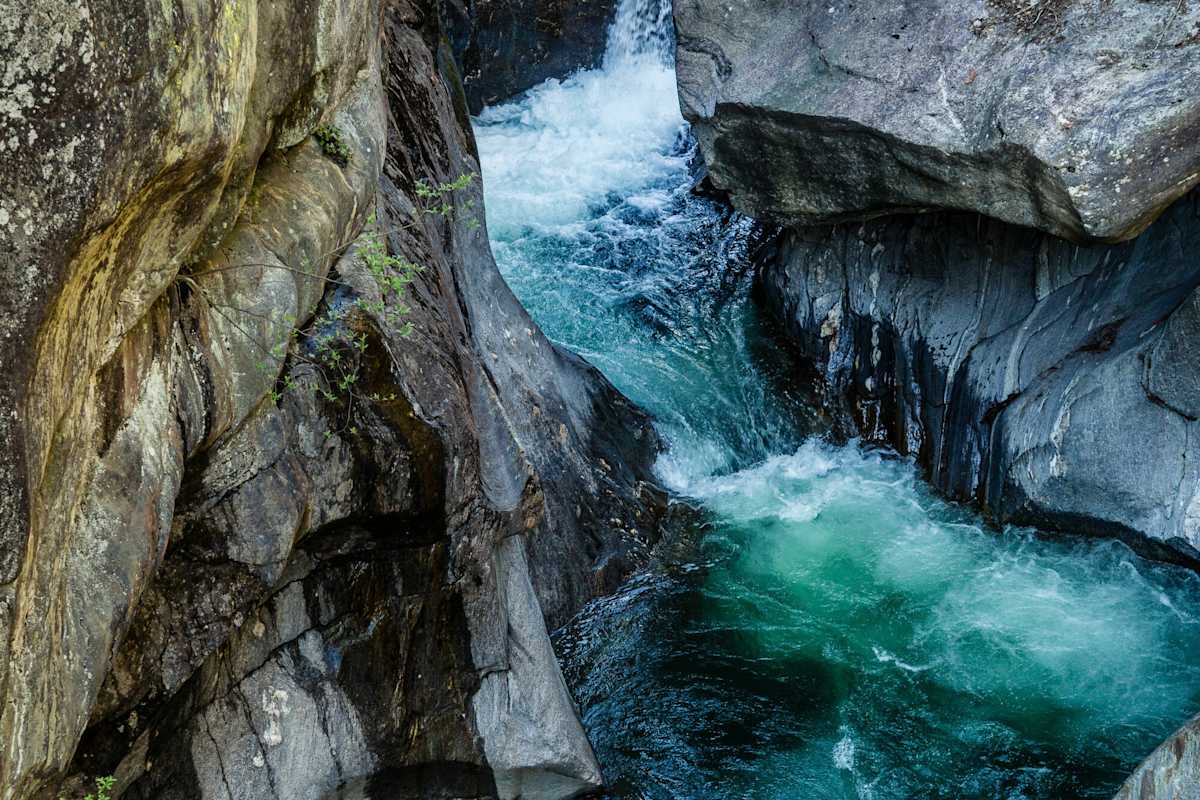 Felsen mit Fluss in der Passerschlucht