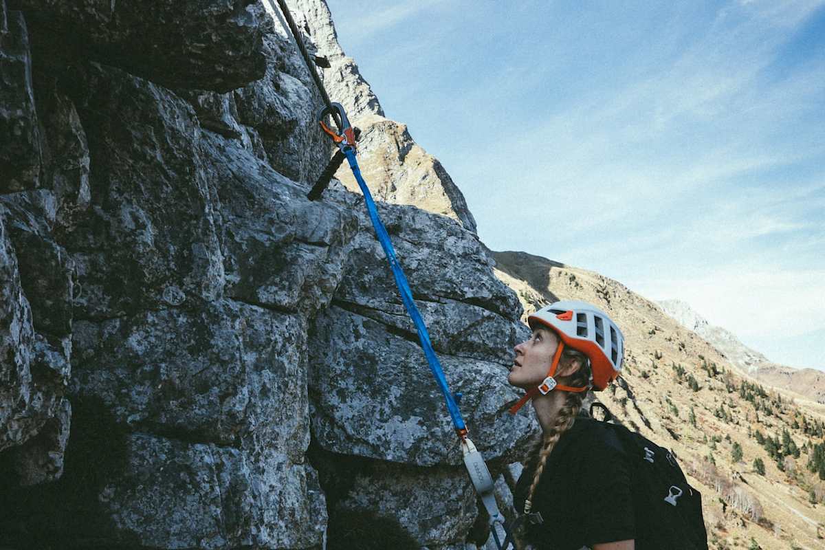 Pauline beim Versuch im Klettersteig, der in der Vergangenheit eine Panikattacke auslöste (Plöckenpass)