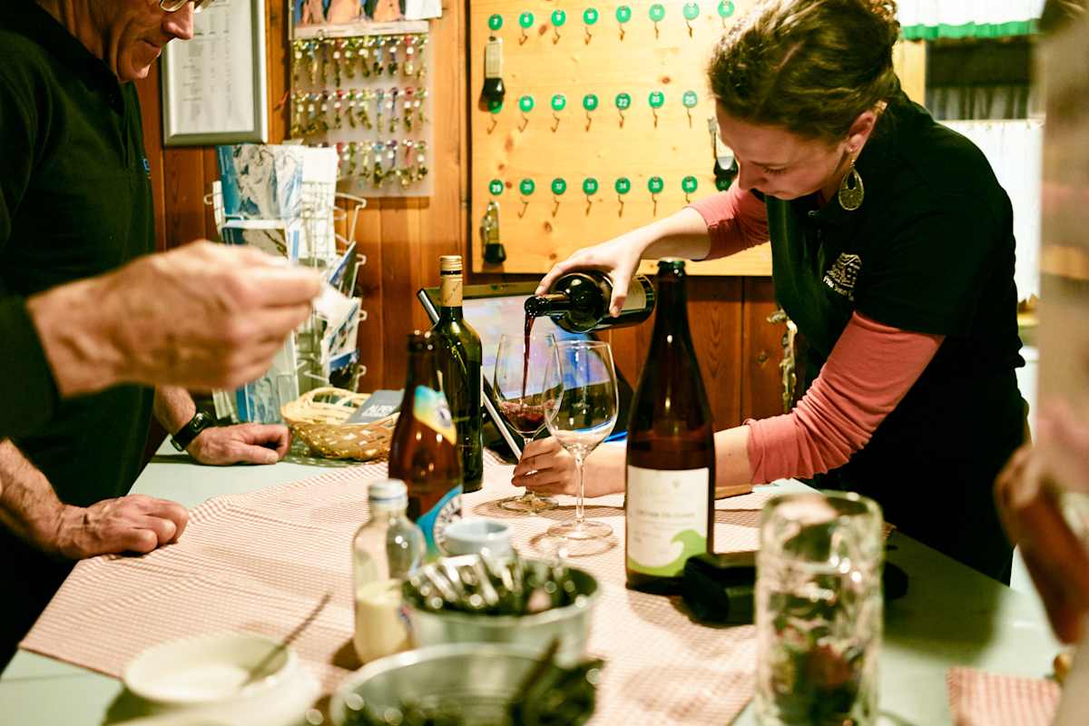 Auf der Franz­Senn­Hütte wird seit jeher auch Wert auf einen guten Tropfen Wein gelegt. Die Gäste wissen es zu schätzen.