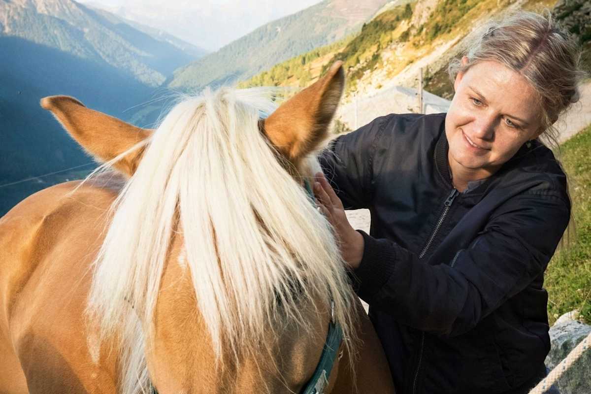 Die Autorin streichelt die Haflingerdame Kathi