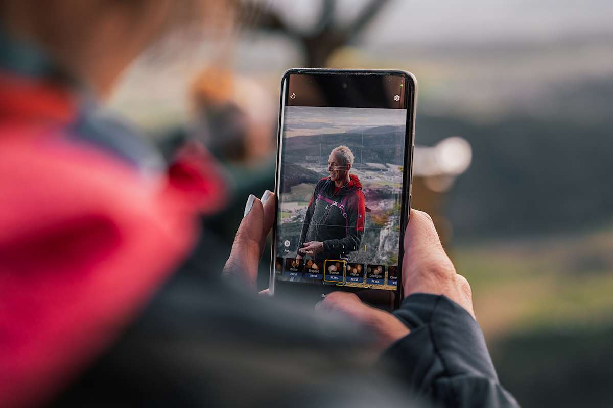 Die entwickelte Multifocal-Portrait-Funktion ermöglicht kreative Porträts vom 24-mm-Weitwinkel bis zum 100-mm-Teleobjektiv.