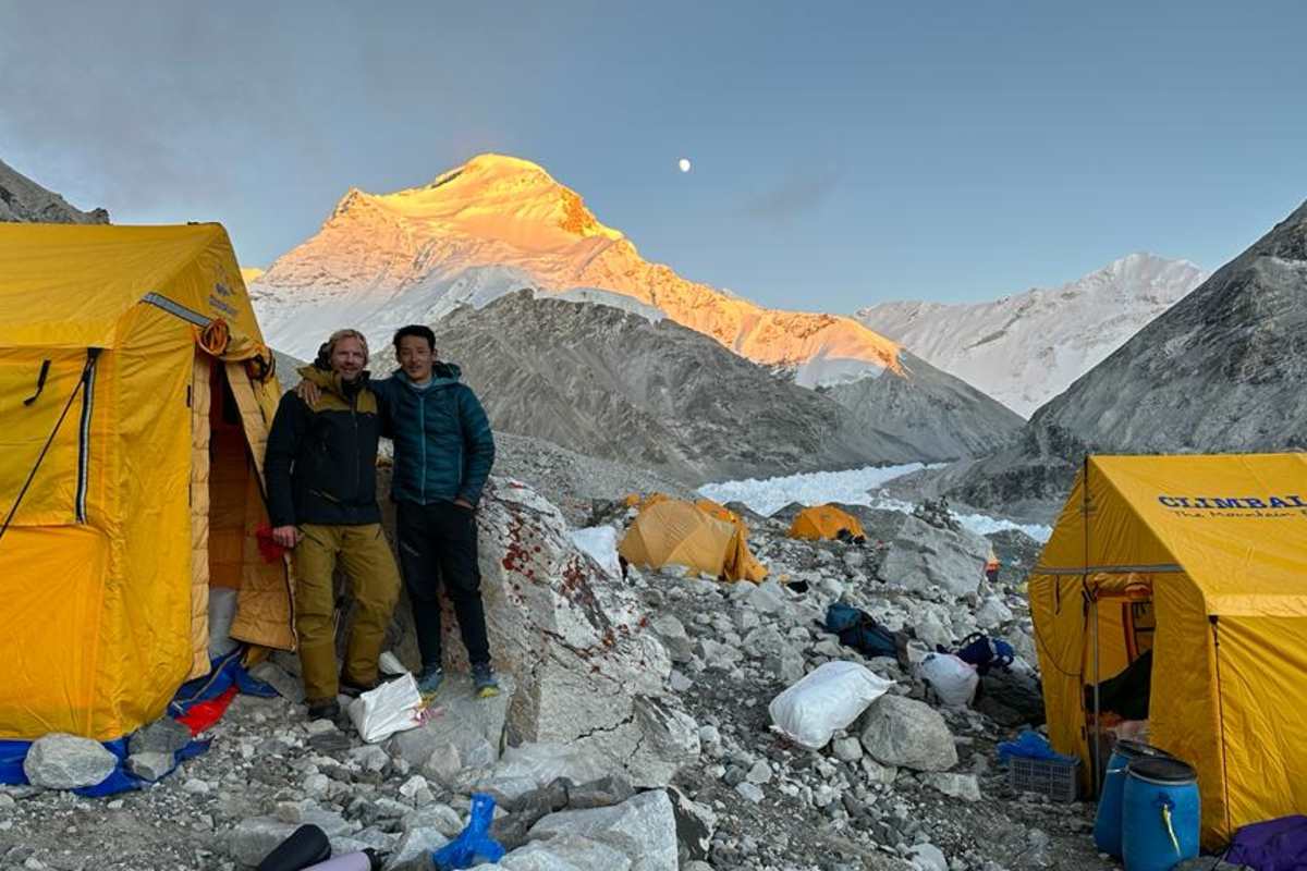 Beni und Prakash im Advanced Basecamp - im Hintergrund der Cho Oyu (8.188 m).