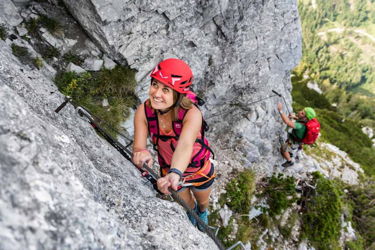 Kletterin überwindet eine C-Passage in der Felswand