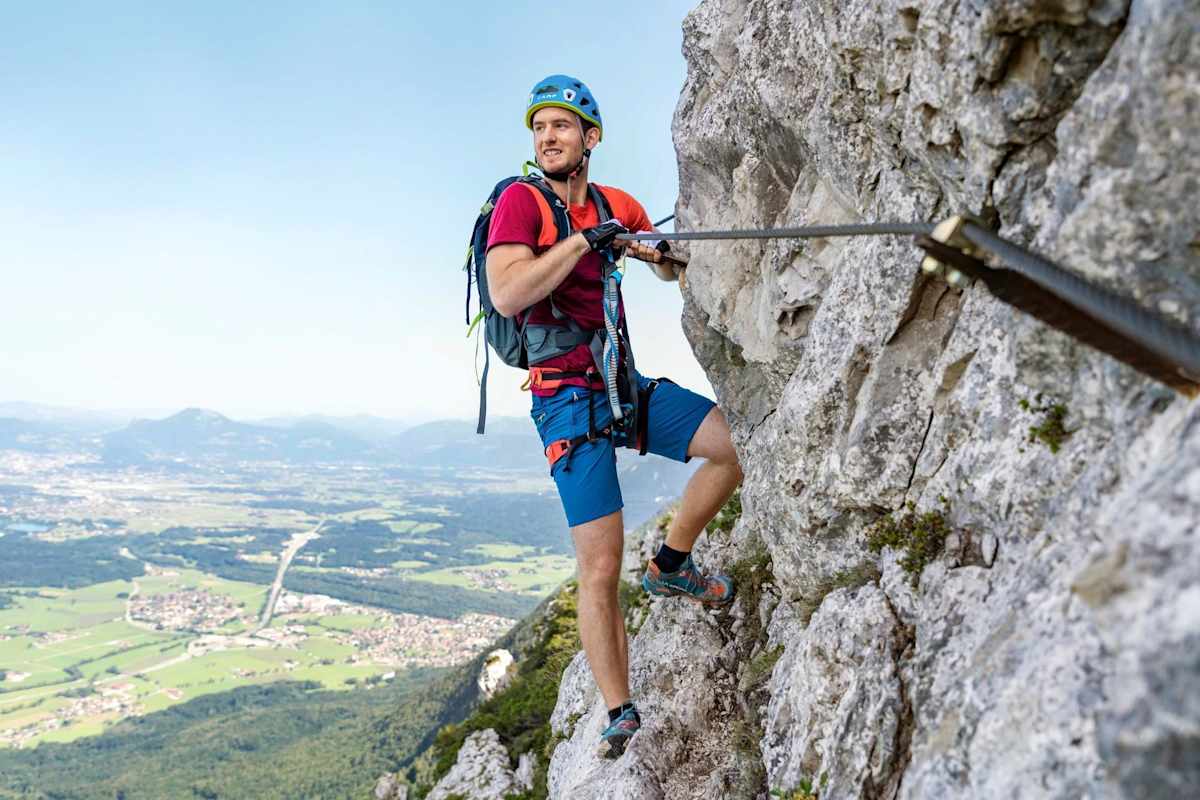 Die Aussicht vom Klettersteig reicht bis ins Salzburger Land