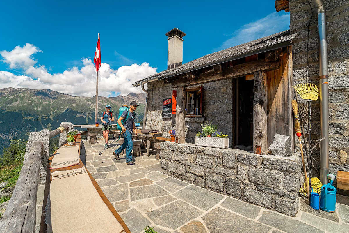 Die Hütte und im Hintergrund der Gipfel.